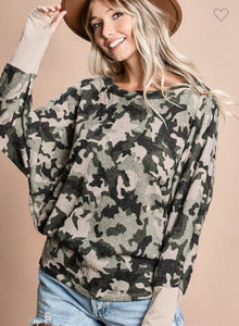 CAMO TOP WITH DETAILED SLEEVES 02130